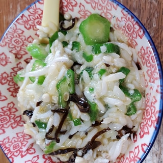 オクラ、しらす、塩昆布の卵ご飯